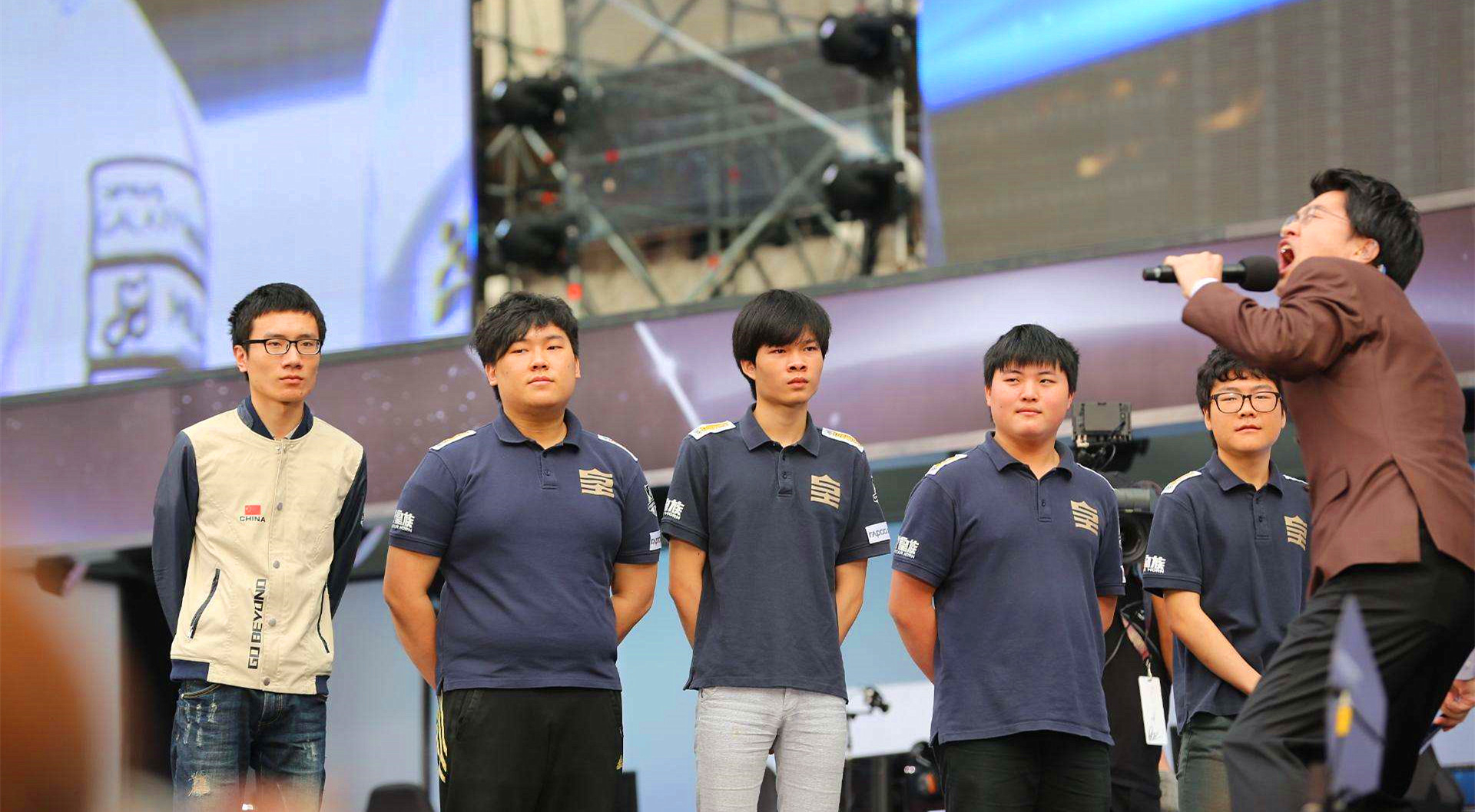 开云官网-险胜首场状态出色,FPX观众沸腾!,Uzi重返赛场再创辉煌时刻