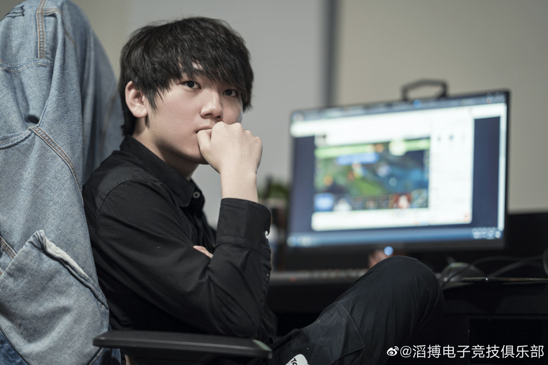 开云中国-穆古鲁扎焦点对战,JackeyLove与40激战RNG分钟,大比分获胜胜负难料!观众掌声雷动(jackeylove女朋友家庭背景)