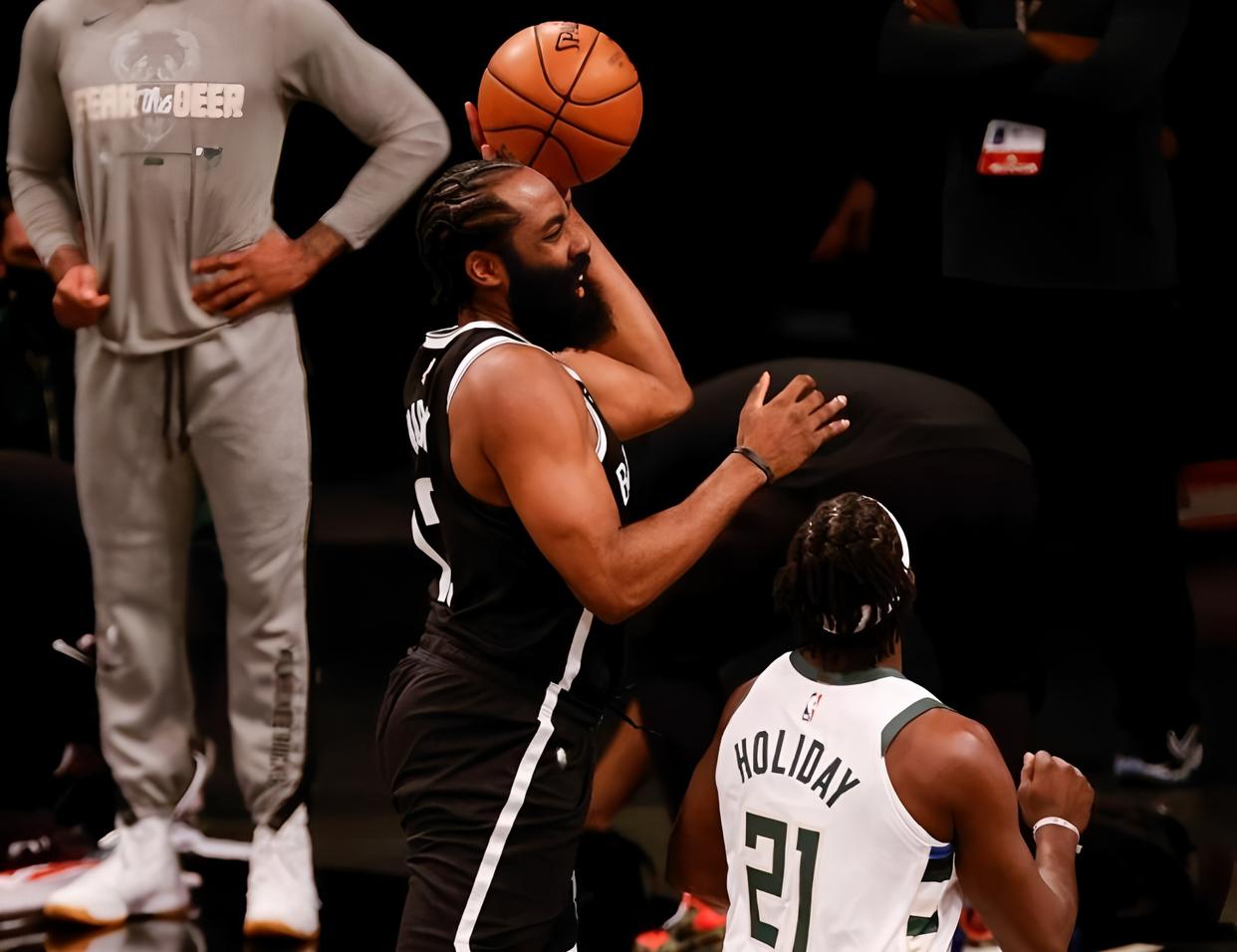 开云官网-今夜CBA季后赛传出新动向，密尔沃基雄鹿单刀错失，管理层表态——态度坚定，控场能力受关注的简单介绍